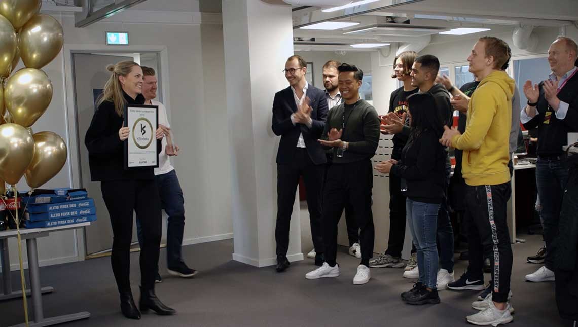 Tone Ulvestad Hordnes, marketing manager Norge, overrasker kundebehandlerne til Canal Digital. Kundeservice-pris
