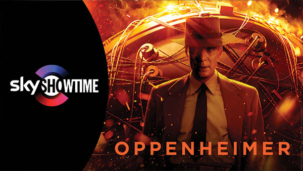 Plakaten viser en mann med hatt, som skal fremstille Oppenheimer, som står foran atombomben han bygde. 