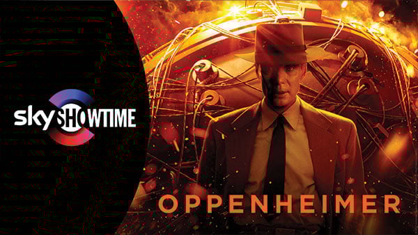 Plakaten viser en mann med hatt, som skal fremstille Oppenheimer, som står foran atombomben han bygde.