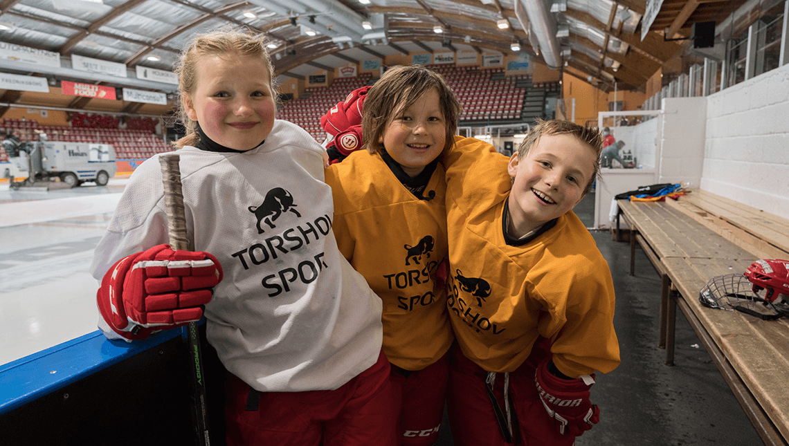 Direktesport Tre barn i ishockeyutstyr